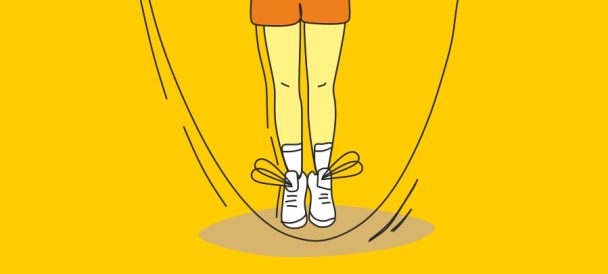 Grafika. Na żółtym tle jasnożółe nogi dziecięce w pomarańczowych szortach i białych butach skaczące na skakance.