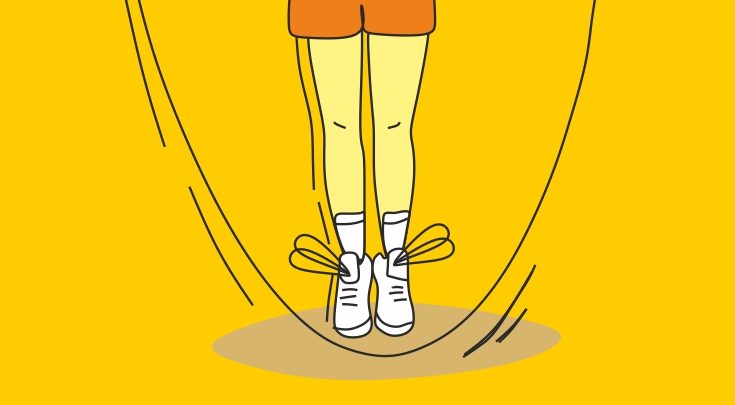 Grafika. Na żółtym tle jasnożółe nogi dziecięce w pomarańczowych szortach i białych butach skaczące na skakance.