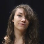 portret około 25 letniej kobiety o długich kręconych kasztanowych włosach
