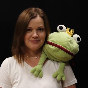 Portret około 45 letniej kobiety z pluszową żabą