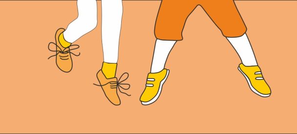 Grafika. Na pomarańczowym tle nogi skaczących chłopca i dziewczynki w pomarańczowych spodenkach i żółtych butach.