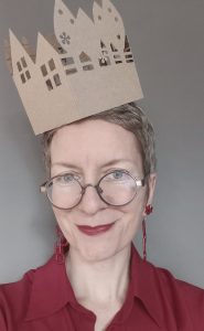 Fotografia około 45 letniej kobiety z lampionem na głowie